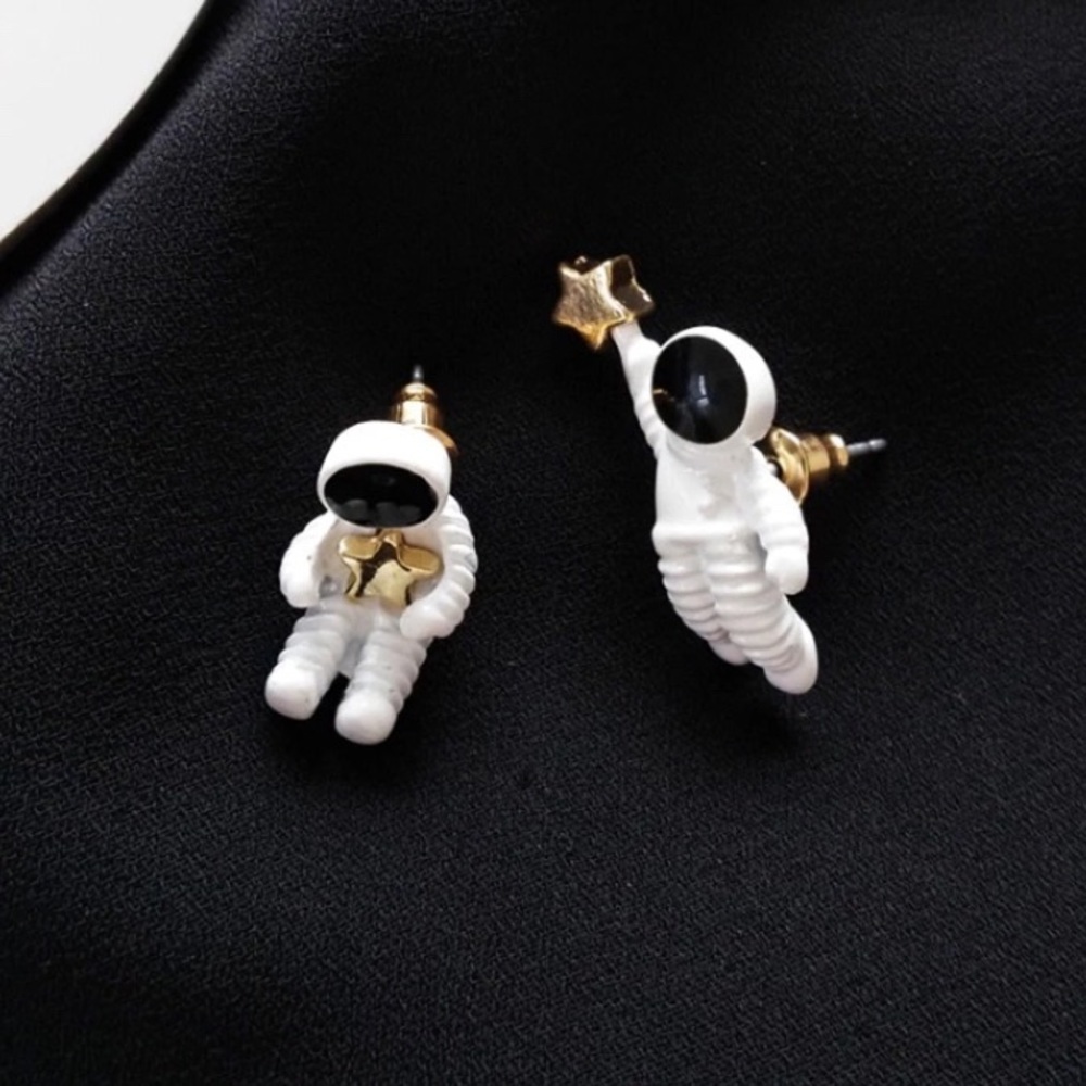 βοΈ 2/$24 Astronaut Earrings βοΈ - Picture 3 of 5